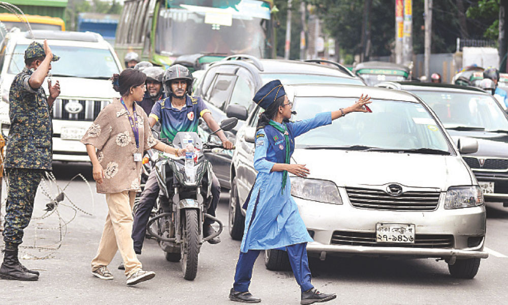 ট্রাফিক নিয়ন্ত্রণ, রাস্তা পরিষ্কার ও দেয়াল লিখন মুছছে শিক্ষার্থীরা